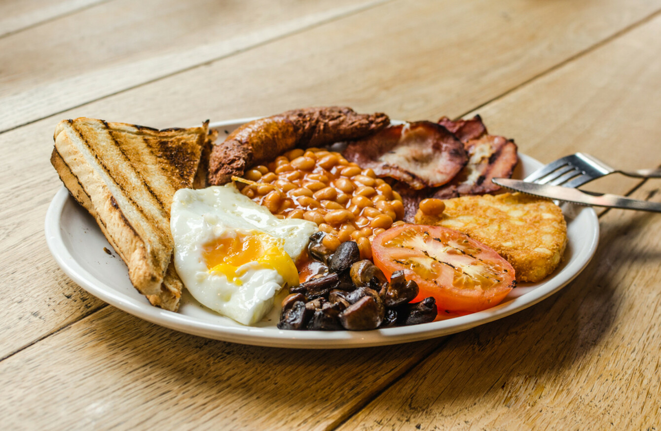 England breakfast. Ирландский завтрак. Английский завтрак британские пекарни. English Breakfast ingredients. Инглиш Брекфаст мейклавпицца.