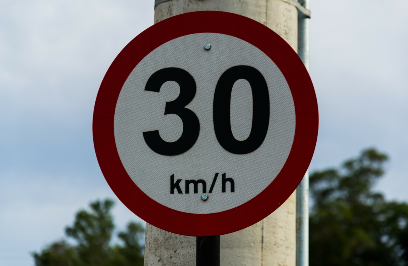 30 на немецком. Знак ограничение скорости 10. Speed limit 30. 30km/h Zone. Логип 30 km/h.