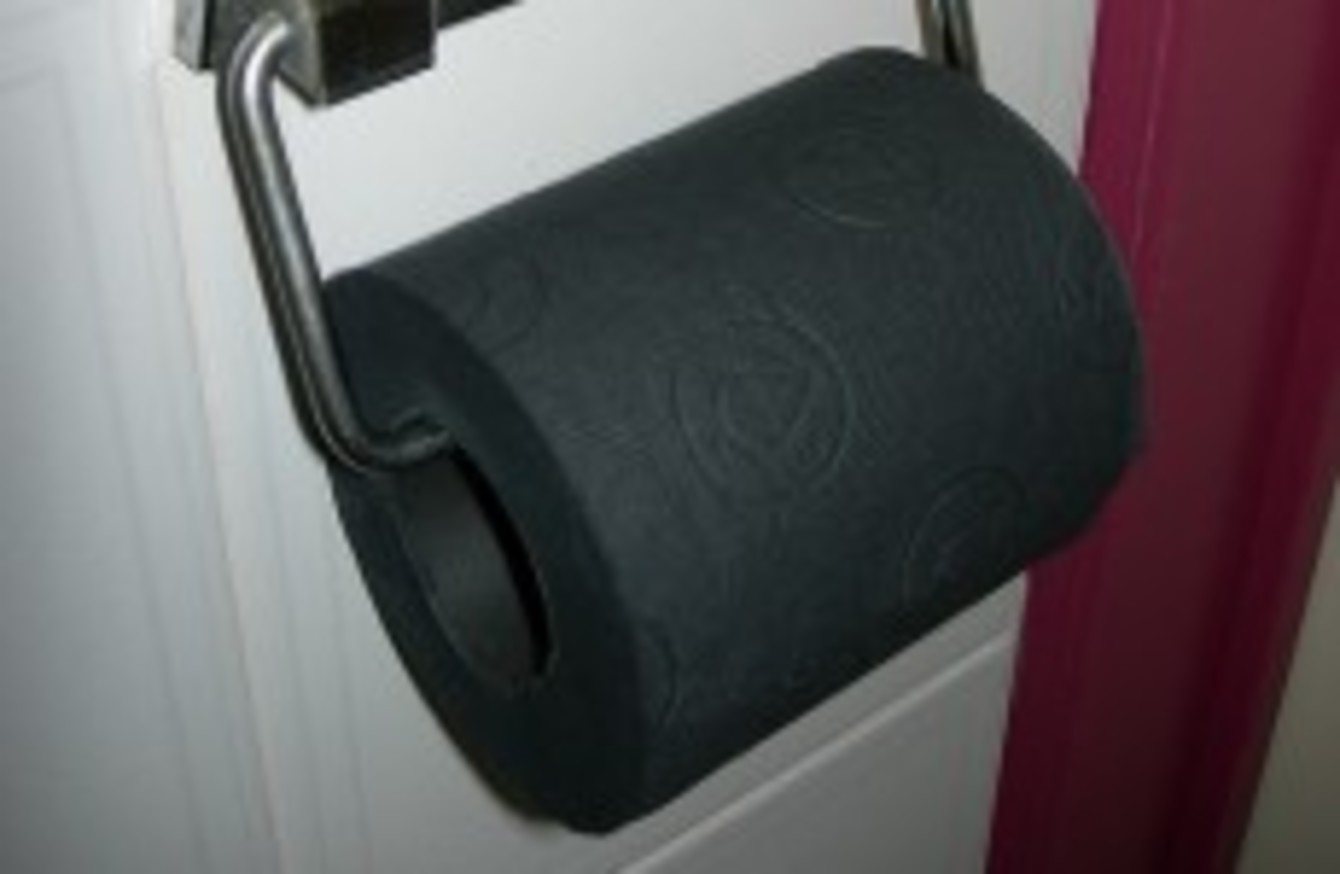 Черная туалетная бумага купить. Черная туалетная бумага. Туалетная бумага черного цвета. Черная туалетная бумага элитная. Держатель туалетной бумаги запасной рулон.