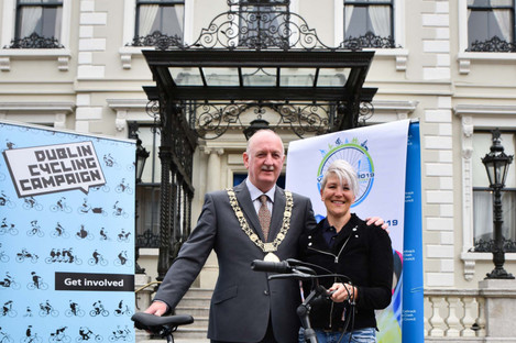 Astrid Fitzpatrick of the Dutch Bike Shop with Lord Mayor Nial Ring and his new Gazelle City Bike.