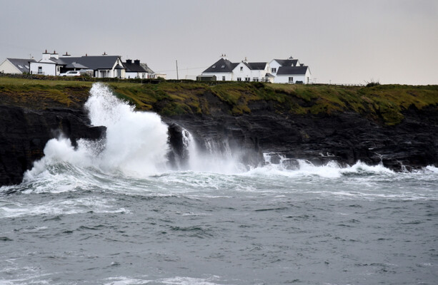Woman (20s) airlifted to hospital after falling from cliff in Co Clare