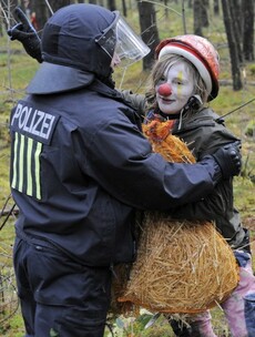 Slideshow: German police clash with nuclear train protesters