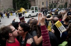 Barcelona welcomes pope with gay 'kiss-in'