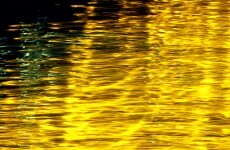 Gold price spikes over $1420/oz on commodity markets
