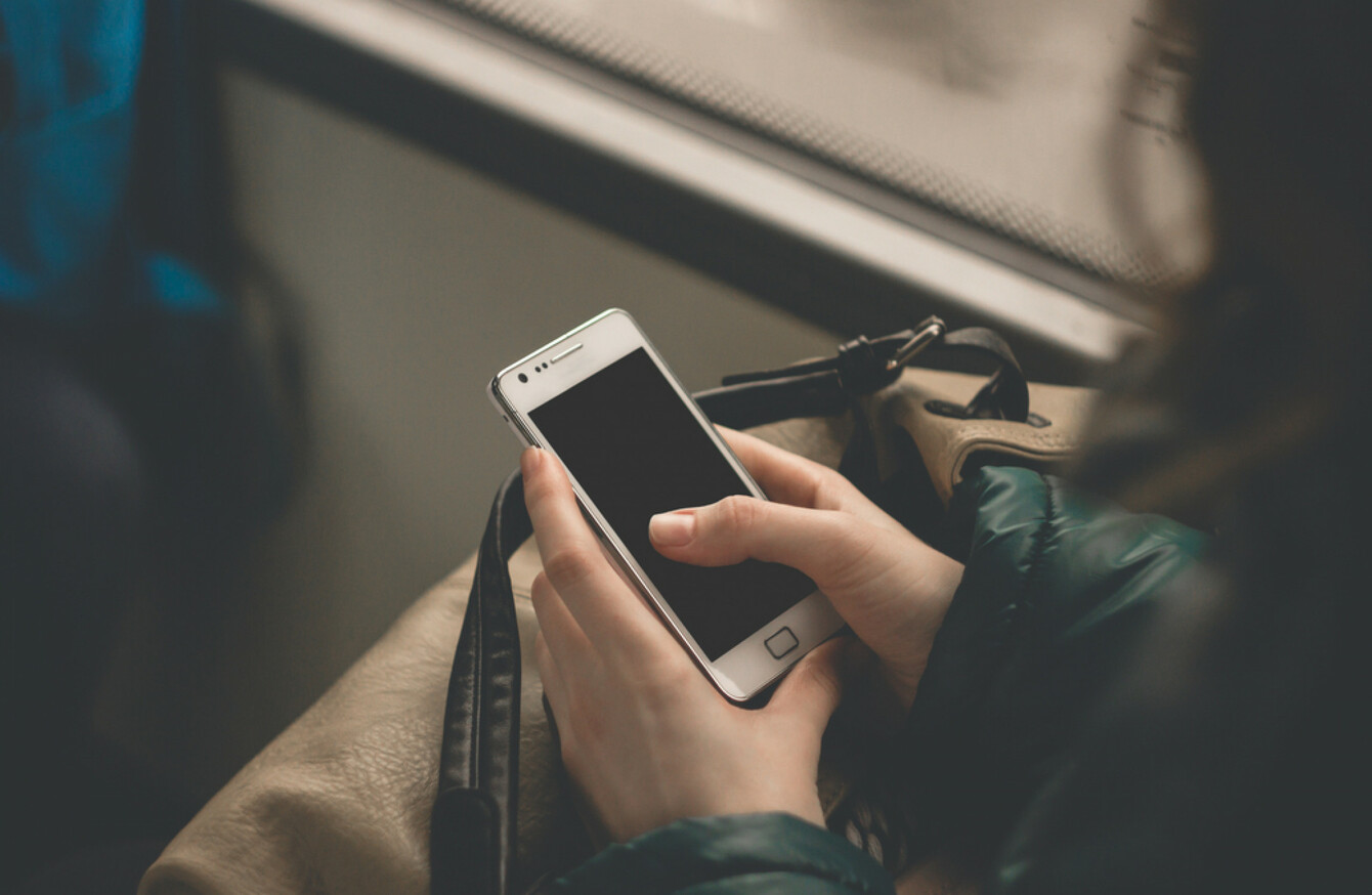 Using mobile phones at school. Девушка с телефоном в руках картинки. Фото закрытые телефоном. Я бежурю на телефоне картинки. Life without smartphone.