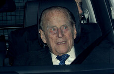 Prince Philip voluntarily gives up driving licence