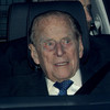 Prince Philip voluntarily gives up driving licence