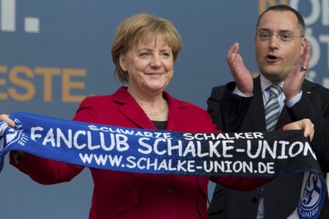 Angela Merkel has been trying to endear herself to soccer fans in Gelsenkirchen - but the outgoing SPD-Green coalition is likely to keep power in local elections there.