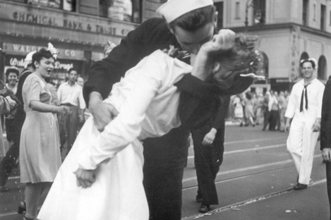 George Mendonsa and Greta Zimmer Friedman were confirmed to be the couple years after the photo was taken. 
