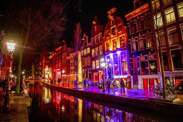 Амстердам квартал красных фонарей фото Amsterdam to ban guided tours through Red Light District from next year