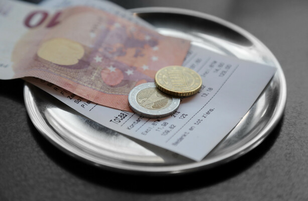 Restaurant tipping: Minister wants