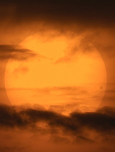 Extraordinary Photo of Venus Crossing the Sun of the Day