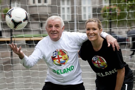 Dunphy with Irish international goalkeeper Emma Byrne yesterday.