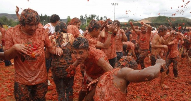 VIDEO: Colombia's annual tomato fight