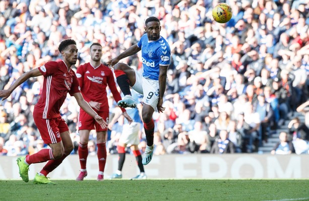 Jermain Defoe helps Rangers thrash Aberdeen to close in on Celtic