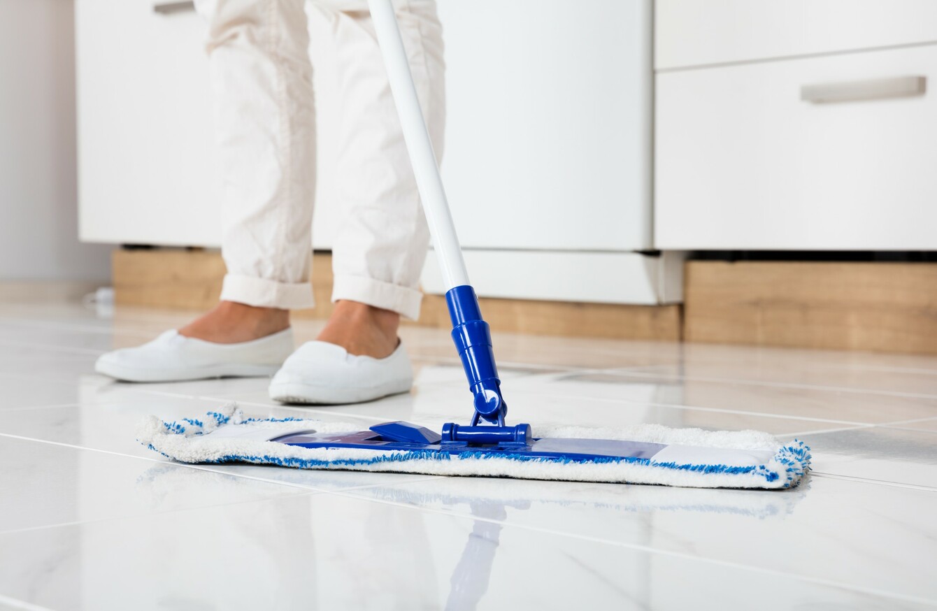 Washing floor. Уборка пола. Швабра для уборки воды с кафеля. Мытье пола. Чистый пол.