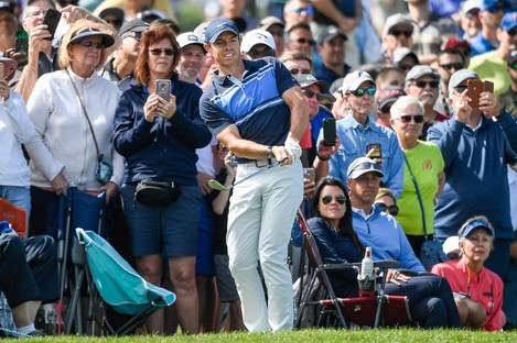 Rory McIlroy watches his chip shot onto the 6th green during second round golf action of the Arnold Palmer Invitational.