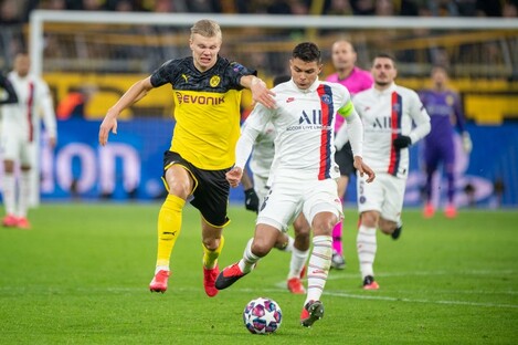 Erling Haaland and Thiago Silva chase a ball in the first leg.