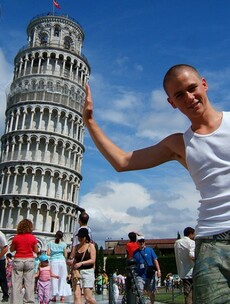 11 jokey holiday snaps every tourist takes at major monuments