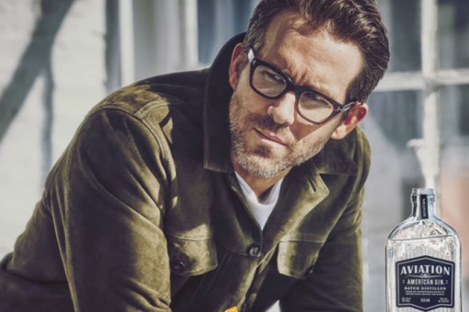 Reynolds posing with the gin in an online ad. 