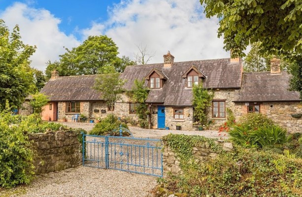 Peace and quiet at this charming countryside lodge with five acres in ...