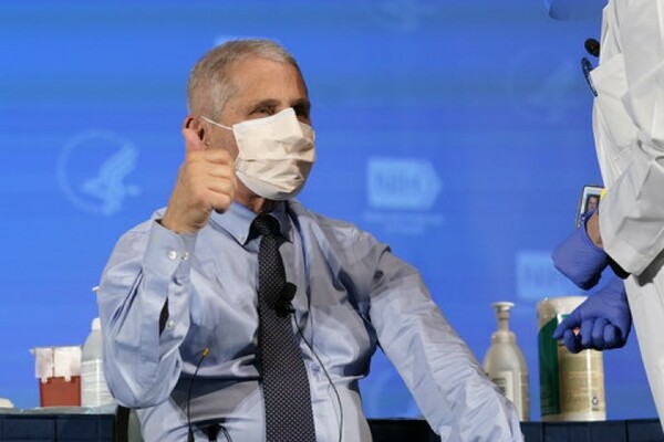 Anthony Fauci gives the thumbs up as he gets the vaccine · TheJournal.ie