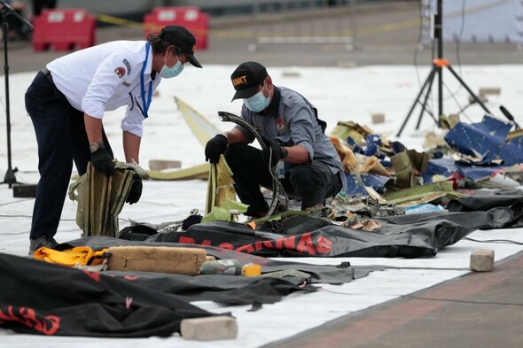 Divers recover black box from crashed Indonesia plane - Vimarsana News
