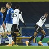 Fulham end 12-match losing run as Maja double downs Everton
