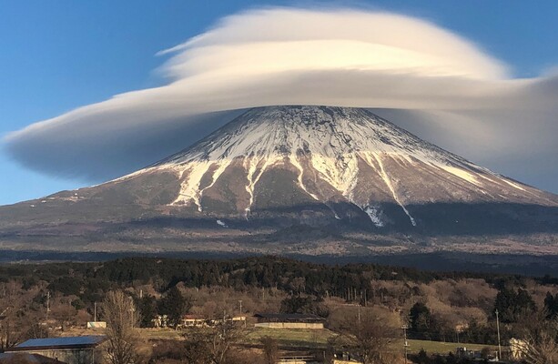 Image accompanying A photo showed a lenticular cloud over Mount Errigal, Co Donegal
