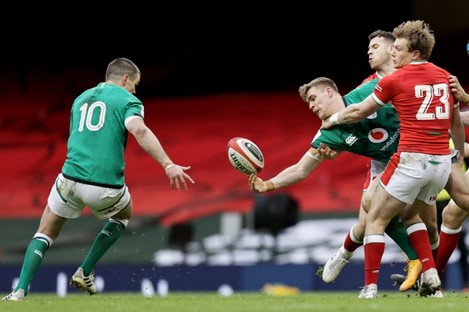 Garry Ringrose offloads to Johnny Sexton in Cardiff.