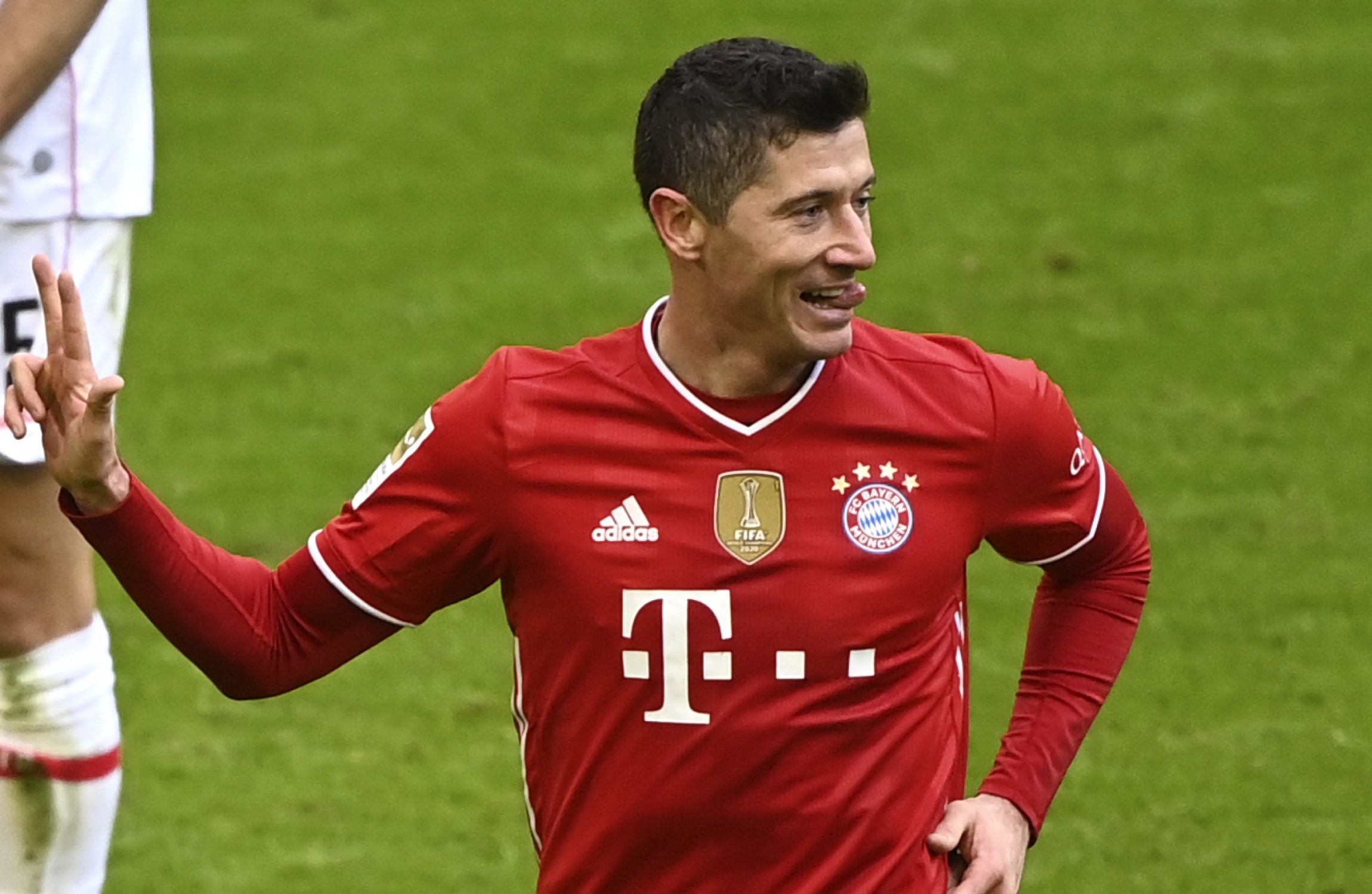 Lewandowski Grabs A Hat-trick As Bayern Defy Early Red Card To Thrash ...