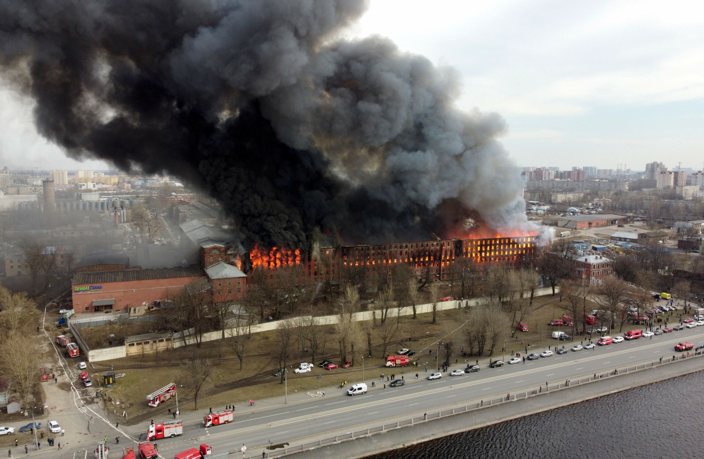 Firefighter killed and two others injured as fire engulfs business centre in St Petersburg - Vimarsana News