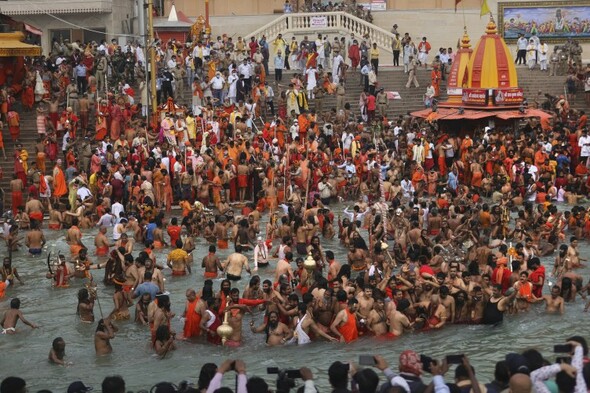India is suffering its worst pandemic surge with 130,000 daily infections - Vimarsana News