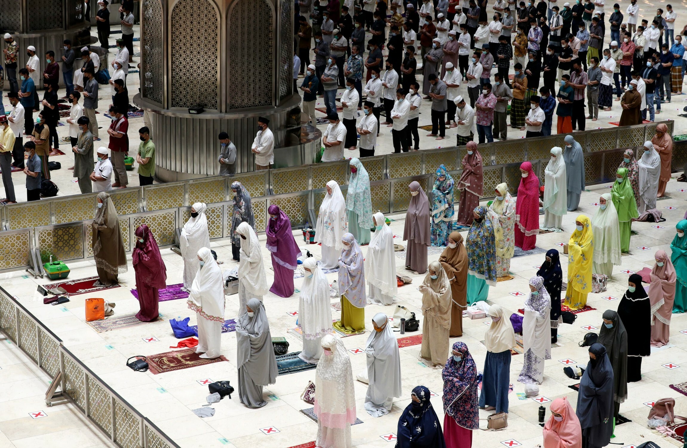 Muslims around the world mark beginning of Ramadan with socially distanced prayers - Vimarsana News