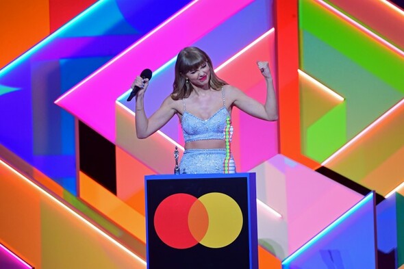 4,000 people, mostly essential workers, attended last night's Brit Awards - Vimarsana News