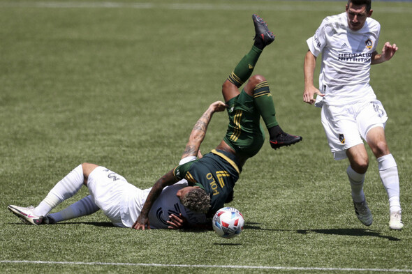 Irish international Williams sees red for horror tackle in heavy LA Galaxy defeat - Vimarsana News