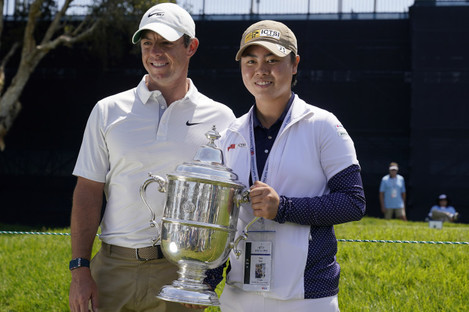 2021 US Women's Open golf champion Yuka Saso, of the Philippines, poses with Rory McIlroy.