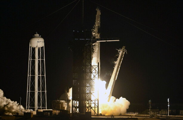 SpaceX lance la première fusée civile entièrement habitée en orbite alors que les astronautes chinois reviennent