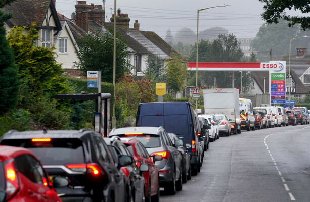 Les chauffeurs militaires britanniques fourniront du carburant à partir de lundi avec la prolongation des visas temporaires pour les poids lourds