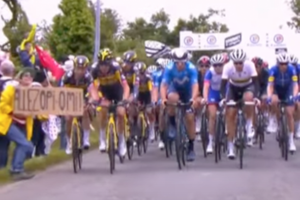 Fan who caused serious Tour de France crash goes on trial charged with endangering lives - Vimarsana News