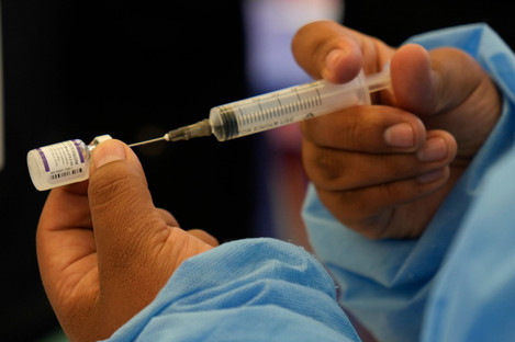 A healthcare worker prepares a dose of the Pfizer Covid-19 vaccine