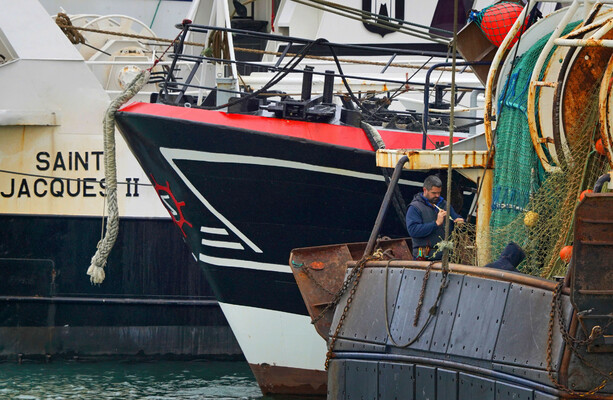 Le gouvernement britannique « étudie activement » les procédures légales pour contester les menaces de pêche françaises