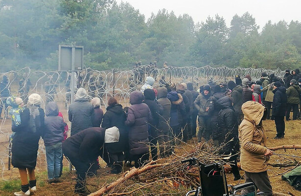 La Biélorussie accuse l’Union européenne d' »attiser » l’affrontement entre migrants à la frontière polonaise