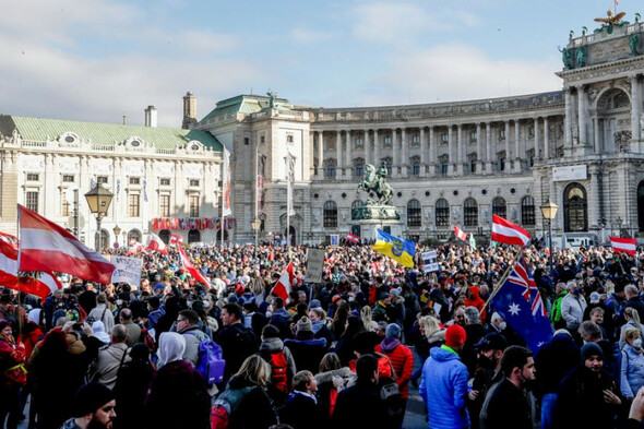 Thousands gather in Vienna to protest Austrian lockdown and vaccine mandate - Vimarsana News