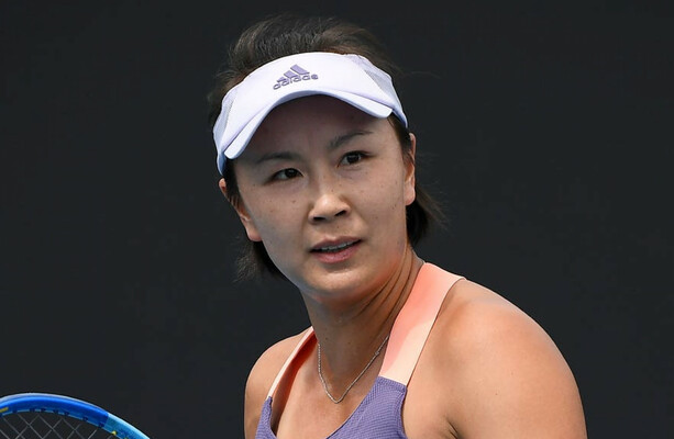 La star du tennis chinois dit aux officiels olympiques qu’elle va « bien et bien »