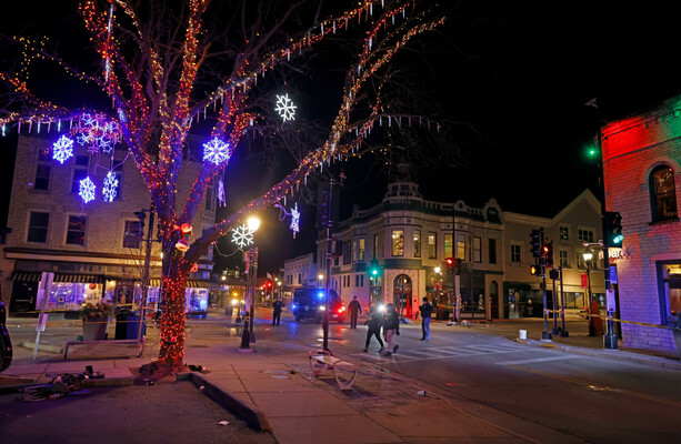 Cinq morts et 40 blessés après qu’une voiture a percuté la foule lors d’un défilé de Noël dans le Wisconsin