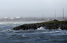 How does Met Éireann decide on weather warnings?