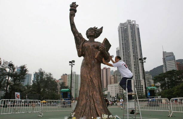 Les universités de Hong Kong suppriment d’autres monuments commémoratifs de la place Tiananmen