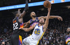 Curry powers Warriors past Suns, Nets thwart Lakers