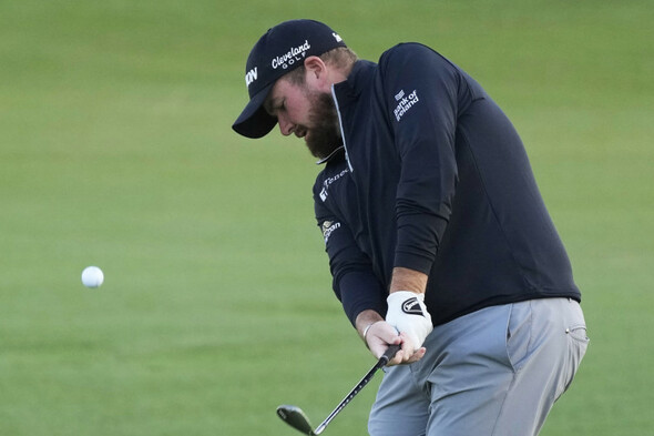 Lowry 'absolutely thrilled with 72' despite 35mph winds to sit two shots off the lead - Vimarsana News